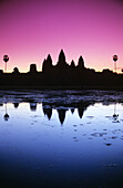 Kambodscha, Angkor Wat, Silhouette eines Tempels bei Sonnenaufgang.