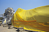 Thailand, Ayuthaya, Wat Logya Suthat, Liegender Buddha, gelbes Tuch darüber drapiert