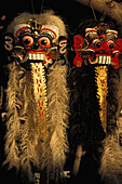 Indonesien, Bali, Nahaufnahme von hängenden Barong-Tanzmasken