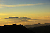 Indonesien, Java, Bromo Tengger Semeru Nationalpark, Landschaftlicher Überblick über das Gebiet, nebliger Himmel