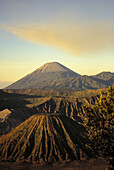 Indonesien, Java, Bromo Tengger Semeru National Park, Blick auf Krater Ingoldenes Licht