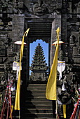 Indonesien, Bali, Hindu-Tempel, Blick durch die Türöffnung