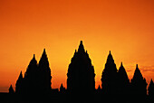 Indonesien, Java, Prambanan, Shiva Mahadeva Tempel Silhouette bei Sonnenuntergang