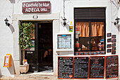 Schilder mit der Speisekarte vor einem Restaurant; Lagos Algarve Portugal