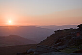 Sonnenuntergang über der Landschaft des Peak-District-Nationalparks; Derbyshire England