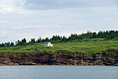 Historisches Haus auf einer Insel, vom Meer aus gesehen; Perce Quebec Kanada