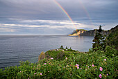 Doppelter Regenbogen auf einer Klippe am Meer; Quebec Kanada