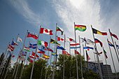 Niedriger Winkel der Weltflaggen mit blauem Himmel und Wolken; Calgary Alberta Kanada