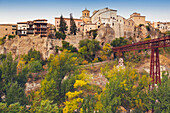 Die Brücke des Heiligen Paulus, die die Huecar-Schlucht überquert, und die hängenden Häuser, die heute das Museum für abstrakte spanische Kunst beherbergen; Cuenca Cuenca, Provinz Kastilien-La Mancha, Spanien