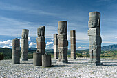 Mexiko, Nahaufnahme von Tula-Steinskulpturen, abgelegene Gegend, blauer Himmel, Wolken