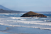 Surfer surfen in den Wellen am Long Beach im Pacific Rim National Park in der Nähe von Tofino; British Columbia Kanada