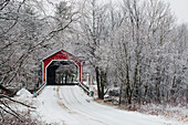 Rote überdachte Brücke im Winter; Adamsville Quebec Kanada