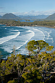 Der Blick auf die Cox Bay und die umliegenden Berge in der Nähe von Tofino; British Columbia Kanada