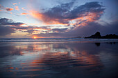 Farbenfrohe Wolkenreflexionen am Strand von Cox Bay bei Sonnenuntergang in der Nähe von Tofino; British Columbia Kanada