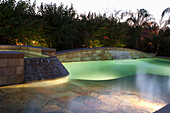 Nachtlichter eines Pools mit Wasserfällen in der Abenddämmerung; Palm Springs Kalifornien Vereinigte Staaten von Amerika