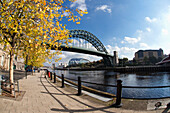 Tyne-Brücke und die Promenade neben dem Fluss Tyne; Newcastle Northumberland England