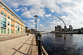Eine Promenade und eine Brücke über den Fluss Tyne; Newcastle Northumberland England