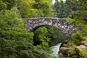 Eine Steinbrücke, die einen Fluss überquert; Argyl Schottland