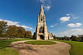 Kirche mit Kirchturm und runder Einfahrt; Studley North Yorkshire England
