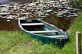 Ein Boot links am Ufer; Argyll Schottland