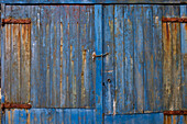 Die Seite eines verwitterten Gebäudes, blau gestrichen; Argyll Schottland