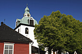 Bemalte Häuser und eine Kirche in der Altstadt; Porvoo Finnland
