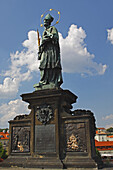 Statue des Heiligen Johannes Nepomuk auf der Karlsbrücke oder Karluv Most; Prag Tschechische Republik