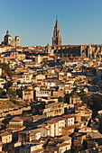 Blick über die Stadt auf die gotische Kathedrale; Toledo Toledo Provinz Kastilien-La Mancha Spanien