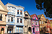 Häuser im viktorianischen Stil in der Nähe des Alamo Square; San Francisco California Vereinigte Staaten Von Amerika