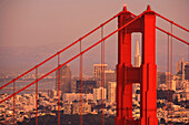 Blick von der Golden Gate National Recreation Area Golden Gate Bridge mit der Stadt San Francisco im Hintergrund; San Francisco Kalifornien Küste Vereinigte Staaten Von Amerika