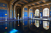 Hallenbad im Hearst Castle, einem Herrenhaus im mediterranen Stil in der Nähe von San Simeon; Kalifornien, Vereinigte Staaten von Amerika