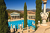 Ein Schwimmbad bei Hearst Castle Ein mediterranes Herrenhaus auf einem Hügel in der Nähe von San Simeon; Kalifornien Vereinigte Staaten von Amerika