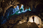 Ein philippinischer Reiseleiter hält eine Laterne in der Sumaging-Höhle oder großen Höhle bei Sagada; Luzon Philippinen