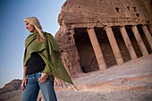 Eine Touristin besichtigt die nabatäischen Ruinen; Petra Jordanien