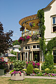 Ein Gebäude mit Weinreben und Blumentöpfen; Niagara On The Lake Ontario Kanada