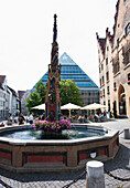 Brunnen auf dem Marktplatz mit der neuen Zentralbibliothek im Hintergrund; Ulm Baden-Wurtenburg Deutschland
