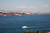 Blick auf Istanbul über den Bosporus vom Topkapi-Palast aus; Istanbul Türkei.