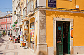 Bunte Gebäude entlang einer Straße; Faro Algarve Portugal