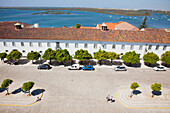 Autos vor einem Gebäude entlang der Küste geparkt; Faro Algarve Portugal