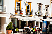 Kunden sitzen auf der Außenterrasse eines Restaurants; Faro Algarve Portugal