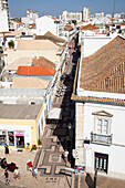 Fußgänger auf einer Straße zwischen den Gebäuden; Faro Algarve Portugal