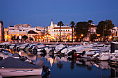 Boote im Hafen, die sich bei Nacht im Wasser spiegeln; Faro Algarve Portugal