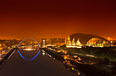 Millenium Bridge und die bei Nacht beleuchtete Stadt; Newcastle Northumberland England