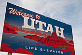 Schild mit der Aufschrift Willkommen in Utah"; Utah Vereinigte Staaten Von Amerika"