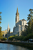 Heiligtum Unserer Lieben Frau von Lourdes und der Fluss Gave De Pau; Lourdes Hautes-Pyrenäen Frankreich