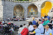 Pilger versammeln sich vor dem Heiligtum Unserer Lieben Frau von Lourdes; Lourdes Hautes-Pyrenäen Frankreich