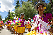 Mädchen tragen Festtagskörbe in der Entrada De Comadritas-Parade während des Carnaval Chapaco, Tarija, Bolivien