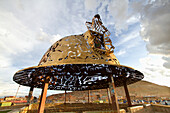 Modernes Monument in Form eines Bergarbeiterhuts am Eingang von Oruro, Bolivien