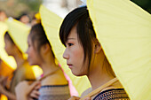 Junge Frauen gekleidet für die Chiang Mai Flower Festival Parade; Chiang Mai Thailand