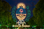 Das beleuchtete Schild der Stadt; Mendoza Argentinien